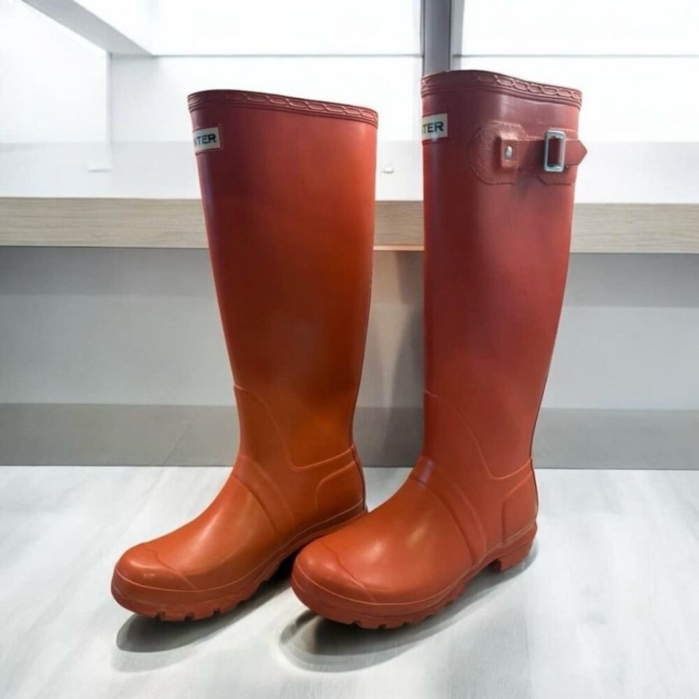 Red hunter boots women’s size 5M/6W